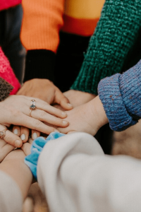 village féministe atelier sur la naissance te le cycle menstruel au Mans